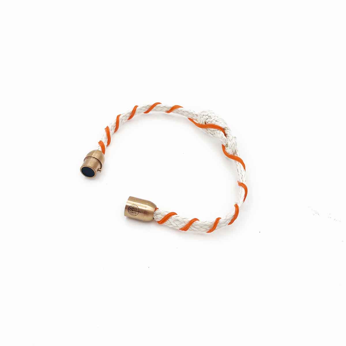 Das Celebes Sea Bracenet aus weißen Fischereiseilen mit einem Knoten in der Mitte und orangenen Dolly Ropes umwickelt und mit Bajonettverschluss in roségold ist geöffnet. 