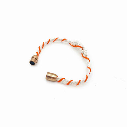 Das Celebes Sea Bracenet aus weißen Fischereiseilen mit einem Knoten in der Mitte und orangenen Dolly Ropes umwickelt und mit Bajonettverschluss in roségold ist geöffnet. 