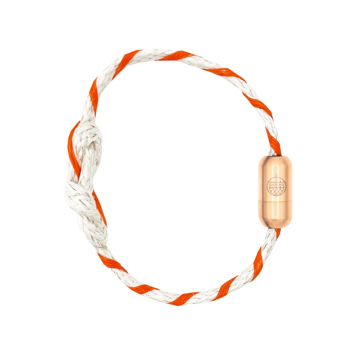 Das Celebes Sea Bracenet aus weißen Fischereiseilen mit einem Knoten in der Mitte und orangenen Dolly Ropes umwickelt und mit Bajonettverschluss in roségold. 