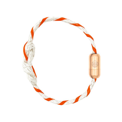 Das Celebes Sea Bracenet aus weißen Fischereiseilen mit einem Knoten in der Mitte und orangenen Dolly Ropes umwickelt und mit Bajonettverschluss in roségold. 