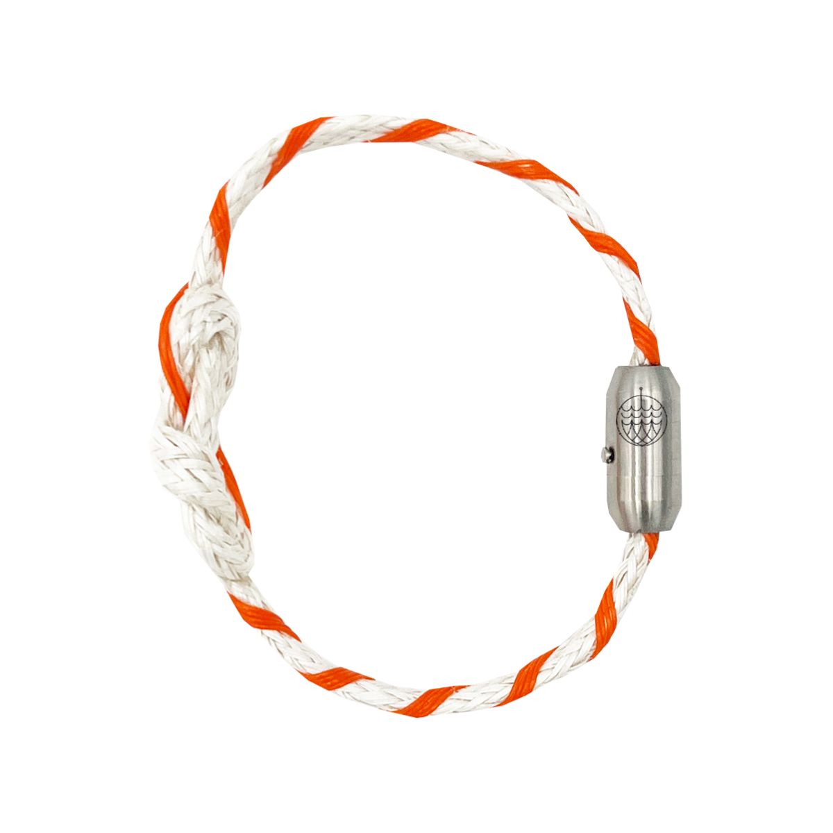Das Celebes Sea Bracenet aus weißen Fischereiseilen mit einem Knoten in der Mitte und orangenen Dolly Ropes umwickelt und mit Bajonettverschluss in silber.