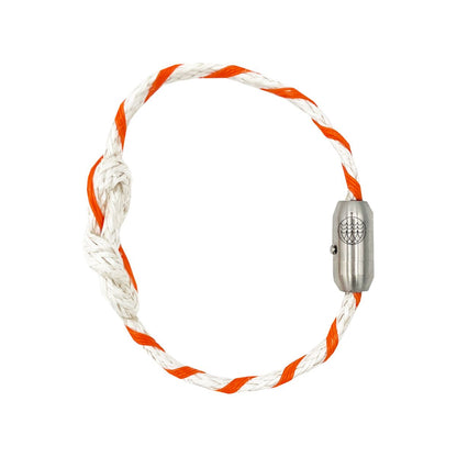 Das Celebes Sea Bracenet aus weißen Fischereiseilen mit einem Knoten in der Mitte und orangenen Dolly Ropes umwickelt und mit Bajonettverschluss in silber.