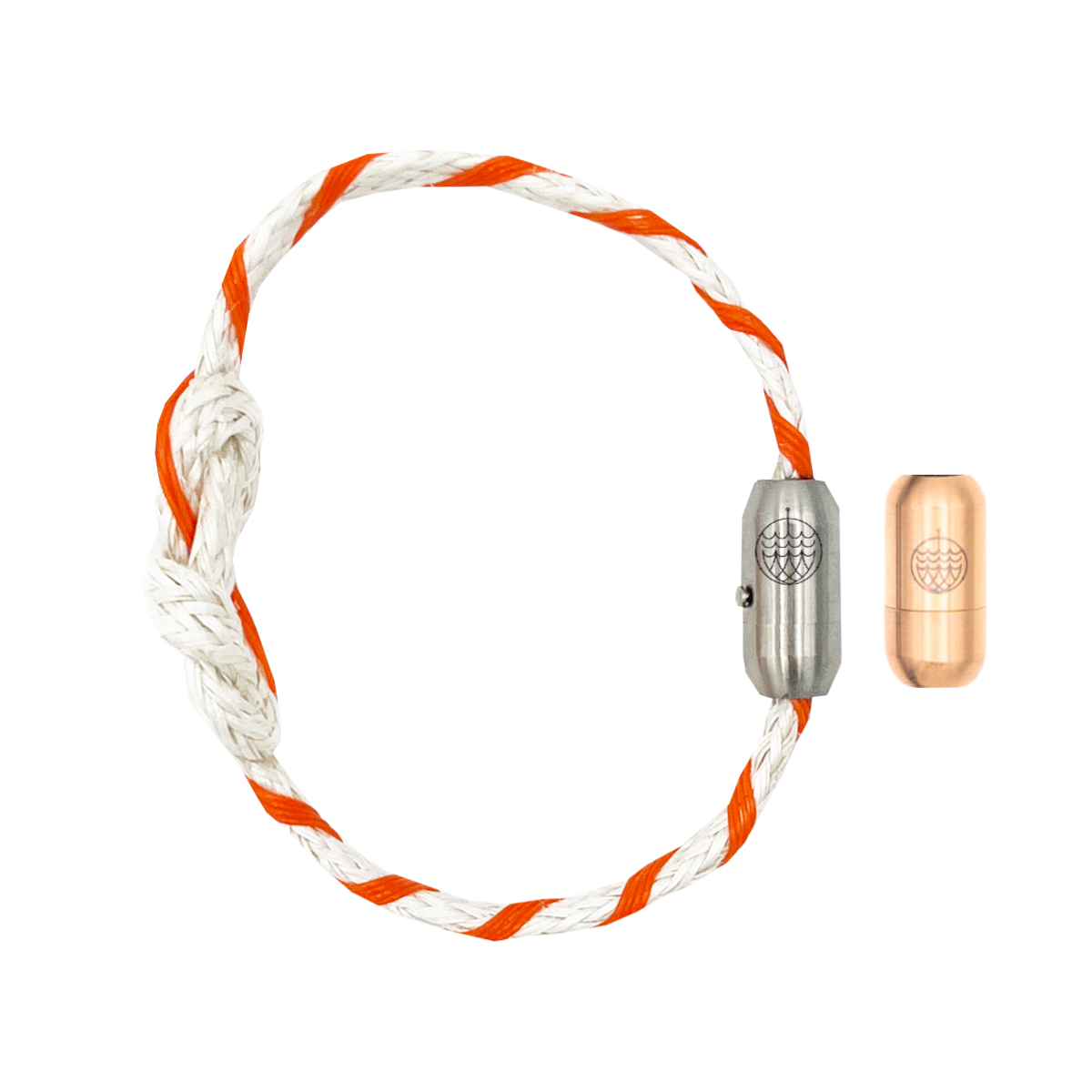 Das Celebes Sea Bracenet aus weißen Fischereiseilen mit einem Knoten in der Mitte und orangenen Dolly Ropes umwickelt und mit Bajonettverschluss in silber oder roségold. 