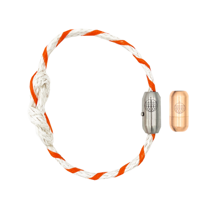 Das Celebes Sea Bracenet aus weißen Fischereiseilen mit einem Knoten in der Mitte und orangenen Dolly Ropes umwickelt und mit Bajonettverschluss in silber oder roségold. 