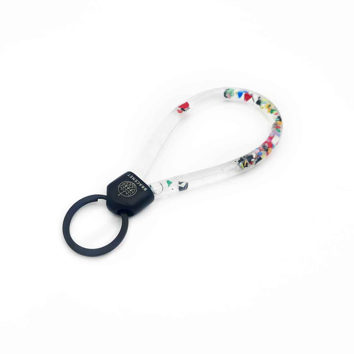 BRACENET Floating Upcycling Schlüsselanhänger aus alten Plastiktuben gefüllt mit Mikroplastik, destilliertem Wasser und Glycerin mit Edelstahlkappe und Ring in schwarz.