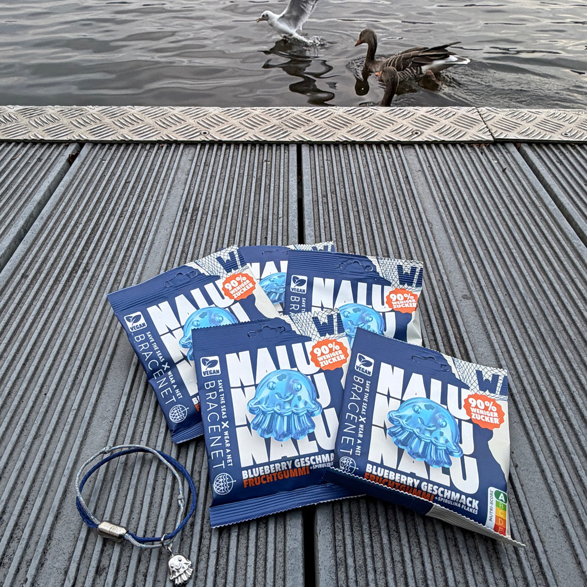 NALU x BRACENET Quallen Armband aus Fischernetz mit Fruchtgummi