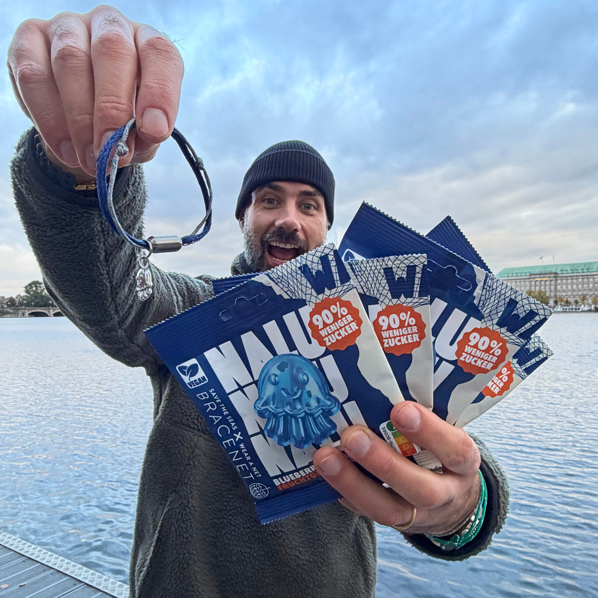 NALU x BRACENET Quallen Armband aus Fischernetz mit Fruchtgummi