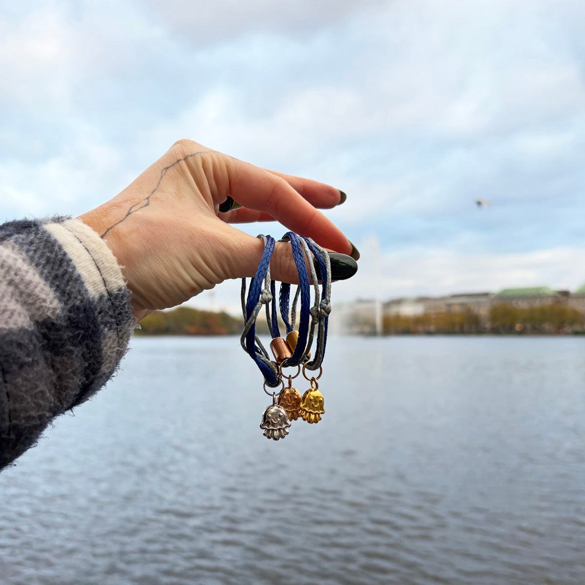 NALU x BRACENET Quallen Armband aus Fischernetz mit Fruchtgummi