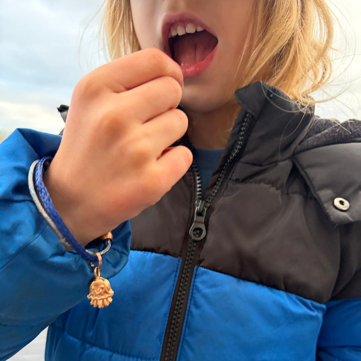 NALU x BRACENET Quallen Armband aus Fischernetz mit Fruchtgummi