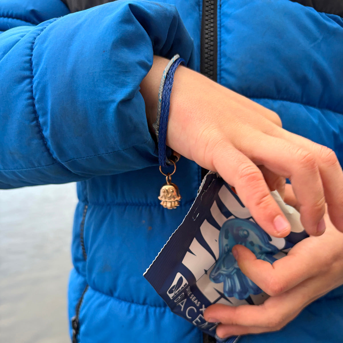 NALU x BRACENET Quallen Armband aus Fischernetz mit Fruchtgummi