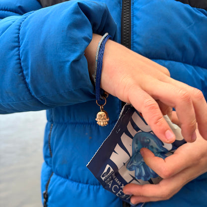 NALU x BRACENET Quallen Armband aus Fischernetz mit Fruchtgummi