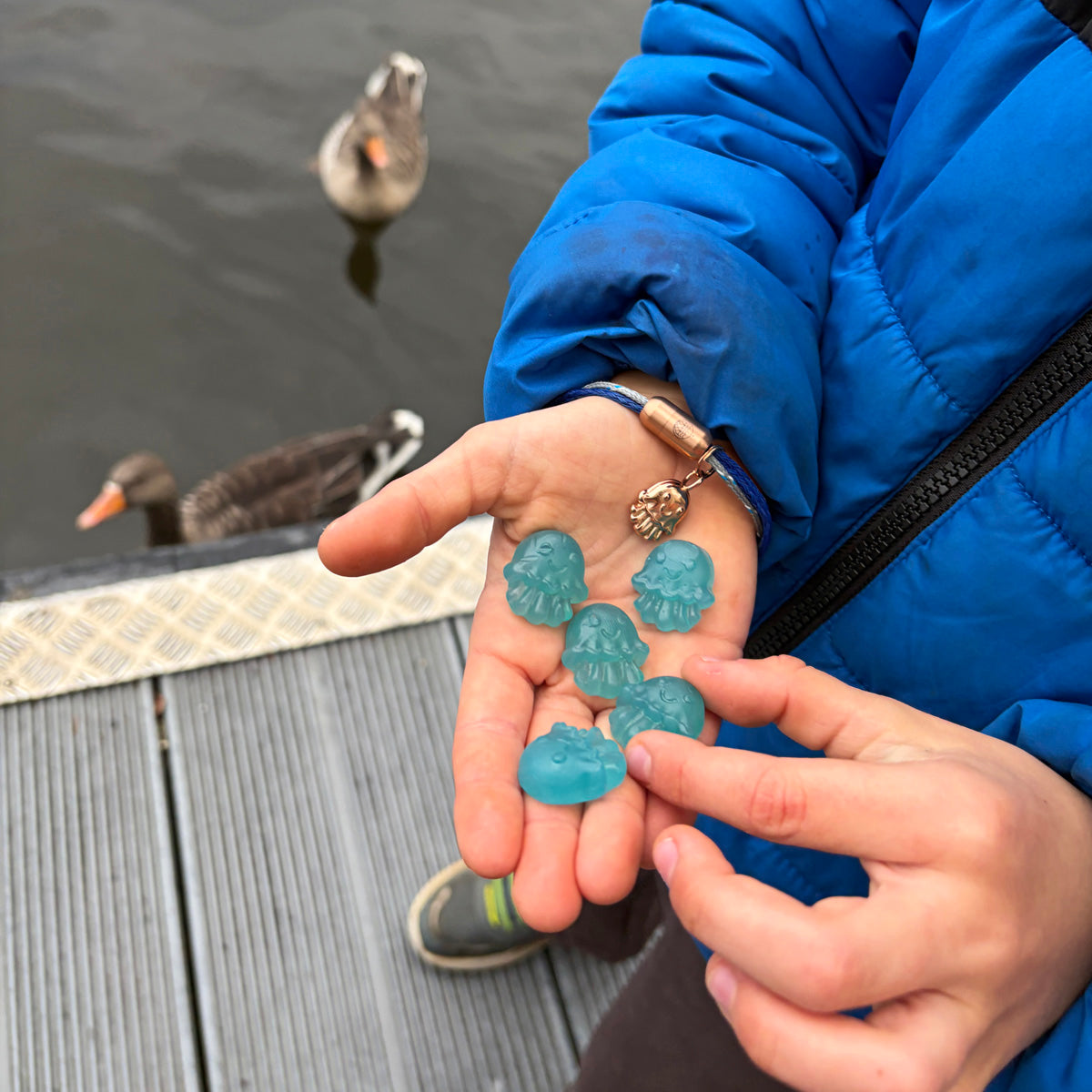 NALU x BRACENET Quallen Armband aus Fischernetz mit Fruchtgummi