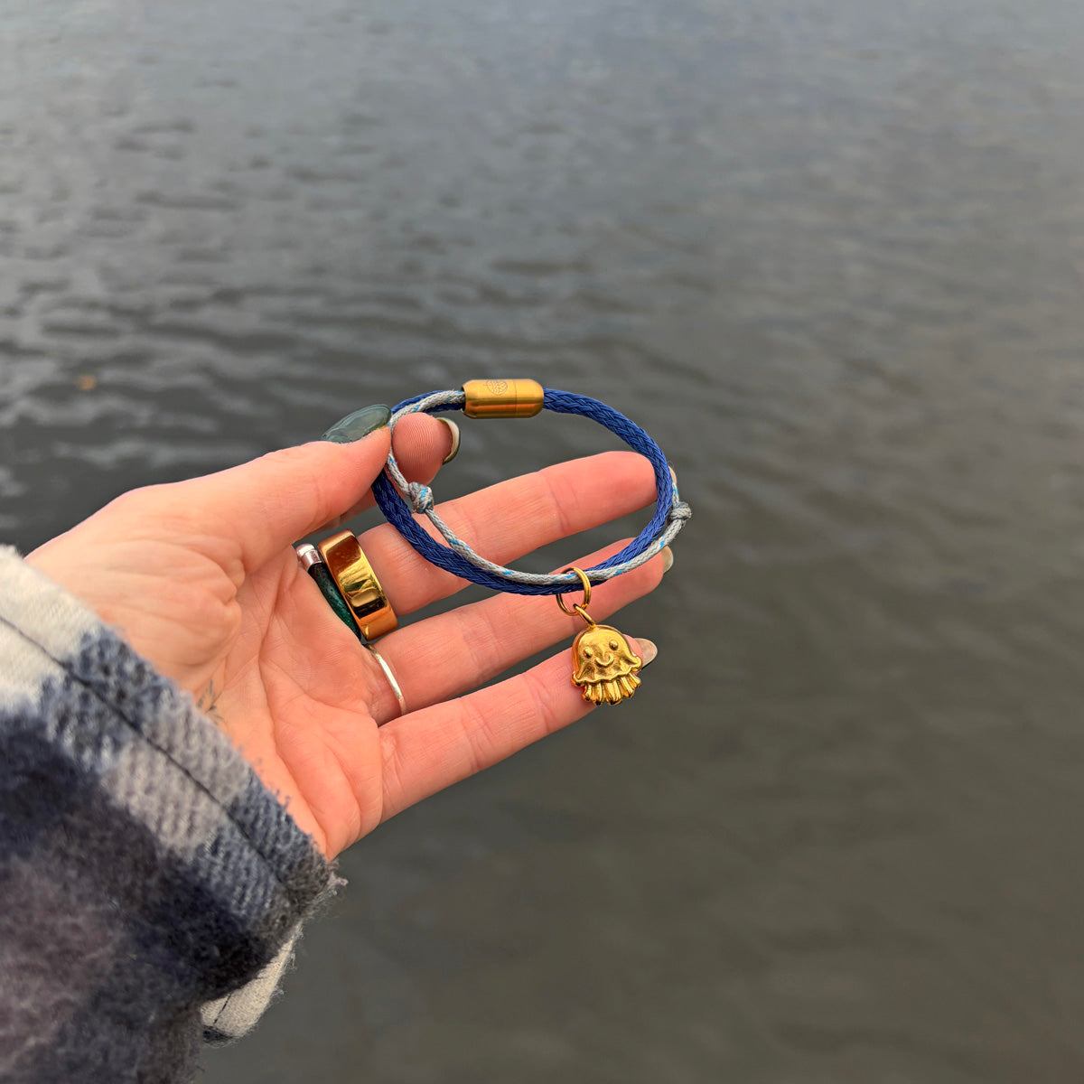 NALU x BRACENET Quallen Armband aus Fischernetz mit Fruchtgummi