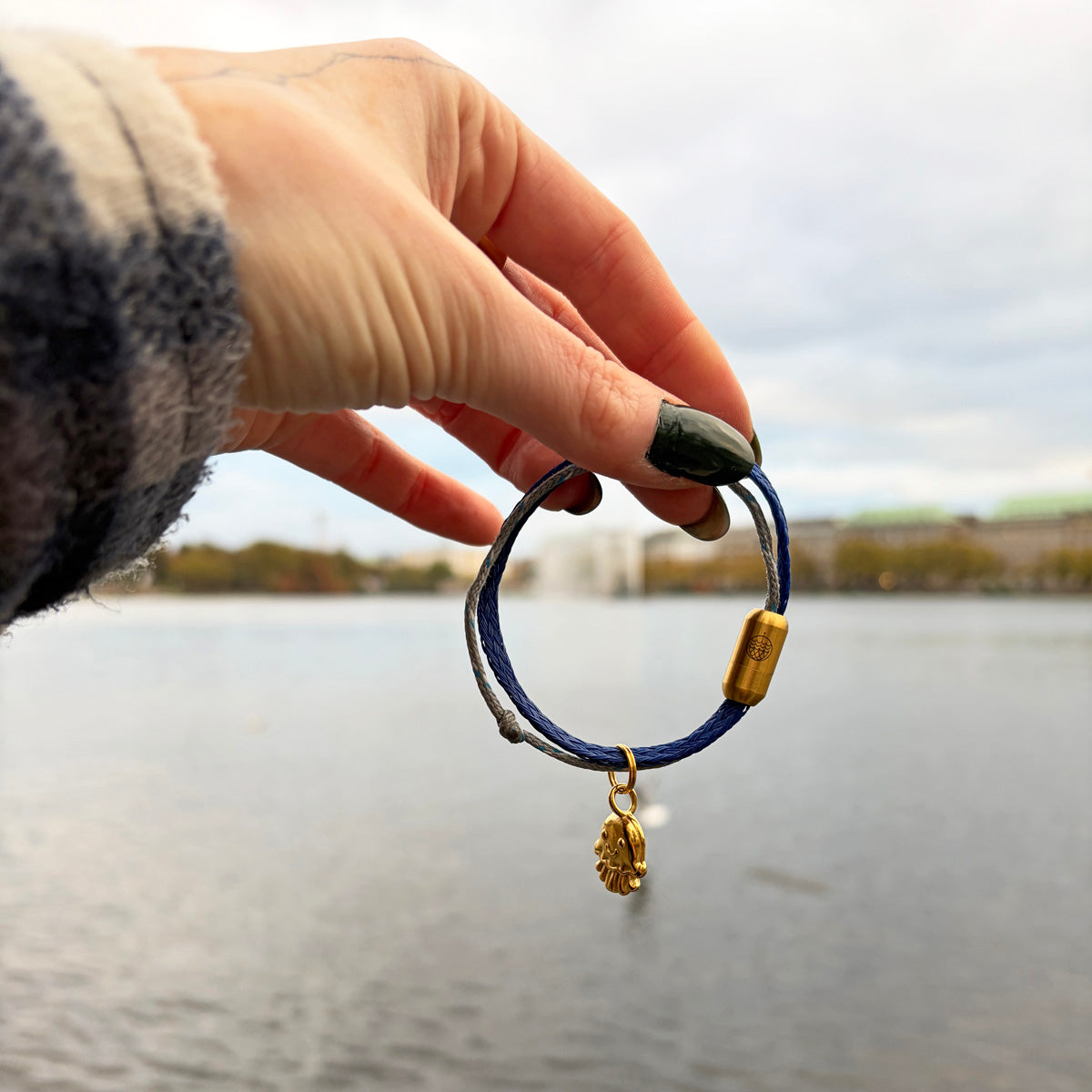 NALU x BRACENET Quallen Armband aus Fischernetz mit Fruchtgummi