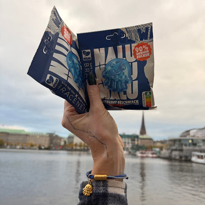 NALU x BRACENET Quallen Armband aus Fischernetz mit Fruchtgummi