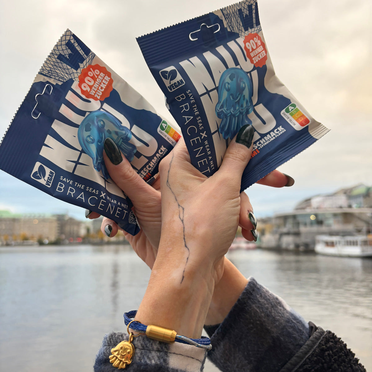 NALU x BRACENET Quallen Armband aus Fischernetz mit Fruchtgummi