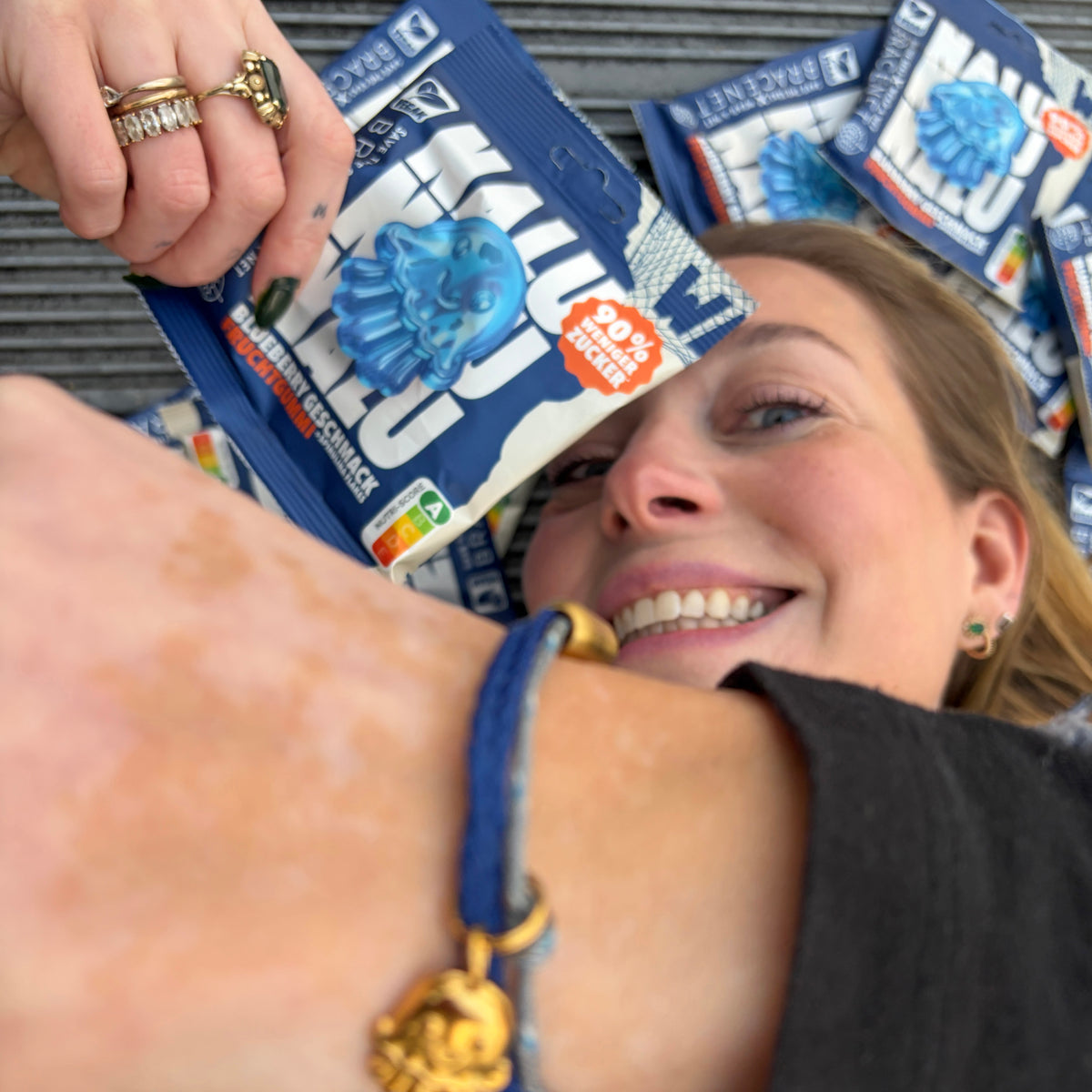 NALU x BRACENET Quallen Armband aus Fischernetz mit Fruchtgummi