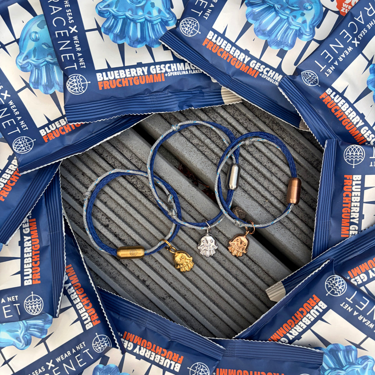 NALU x BRACENET Quallen Armband aus Fischernetz mit Fruchtgummi
