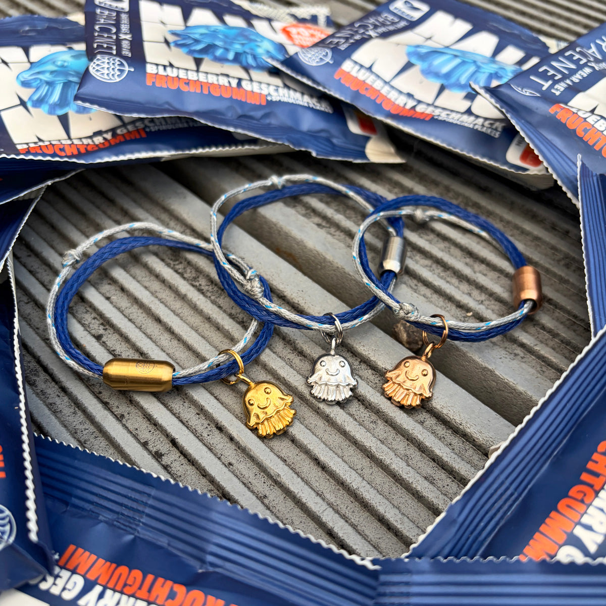 NALU x BRACENET Quallen Armband aus Fischernetz mit Fruchtgummi