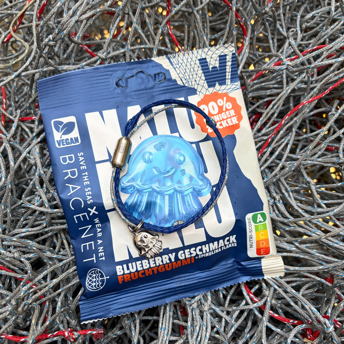 NALU x BRACENET Quallen Armband aus Fischernetz mit Fruchtgummi