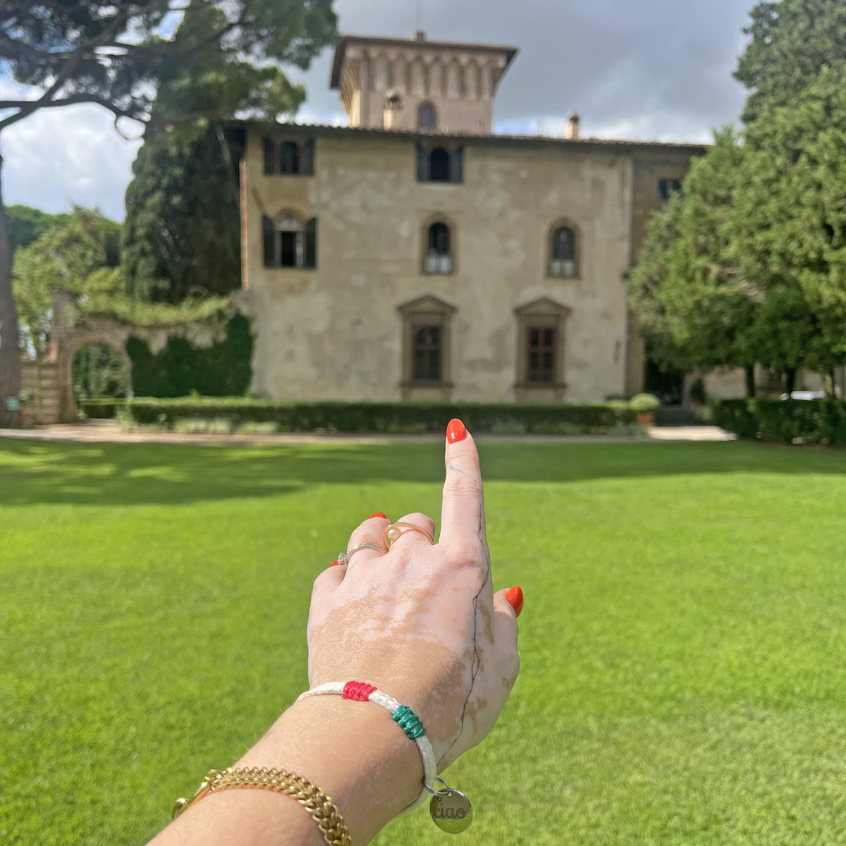 Italy, Italien Bracenet Bracelet  aus ehemaligem Fischernetz in Weiß mit roten und grünen Akzenten mit Edelstahl Magnetverschluss und einem Edelstahlanhänger mit Ciao Gravur am Handgelenk