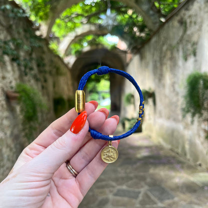 Sicilia, Sizilien Bracenet Bracelet aus Fischernetz in blau und gold mit Edelstahl Magnetverschluss und einem Medusa Anhänger in der Hand gehalten