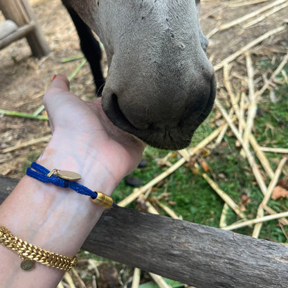 Sicilia, Sizilien Bracenet Bracelet aus Fischernetz in blau und gold mit Edelstahl Magnetverschluss und einem Medusa Anhänger am Handgelenk mit Pferd 