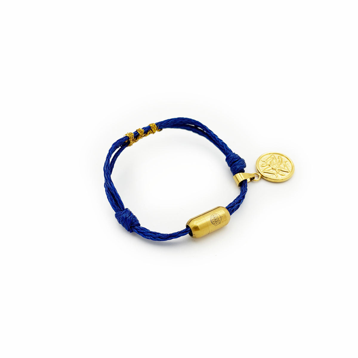 Sicilia, Sizilien Bracenet Bracelet aus Fischernetz in blau und gold mit Edelstahl Magnetverschluss und einem Medusa Anhänger als Freisteller Seitenansicht