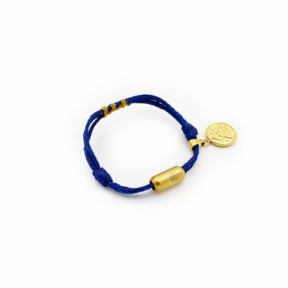 Sicilia, Sizilien Bracenet Bracelet aus Fischernetz in blau und gold mit Edelstahl Magnetverschluss und einem Medusa Anhänger als Freisteller Seitenansicht
