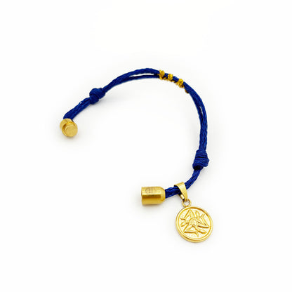 Sicilia, Sizilien Bracenet Bracelet aus Fischernetz in blau und gold mit Edelstahl Magnetverschluss und einem Medusa Anhänger als Freisteller Verschluss offen