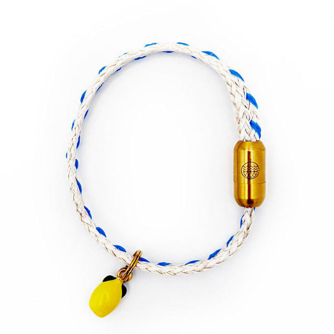 Almalfi Bracenet Bracelet aus Fischernetz in weiß und blau mit Edelstahl Magnetverschluss und einem Zitronenanhänger