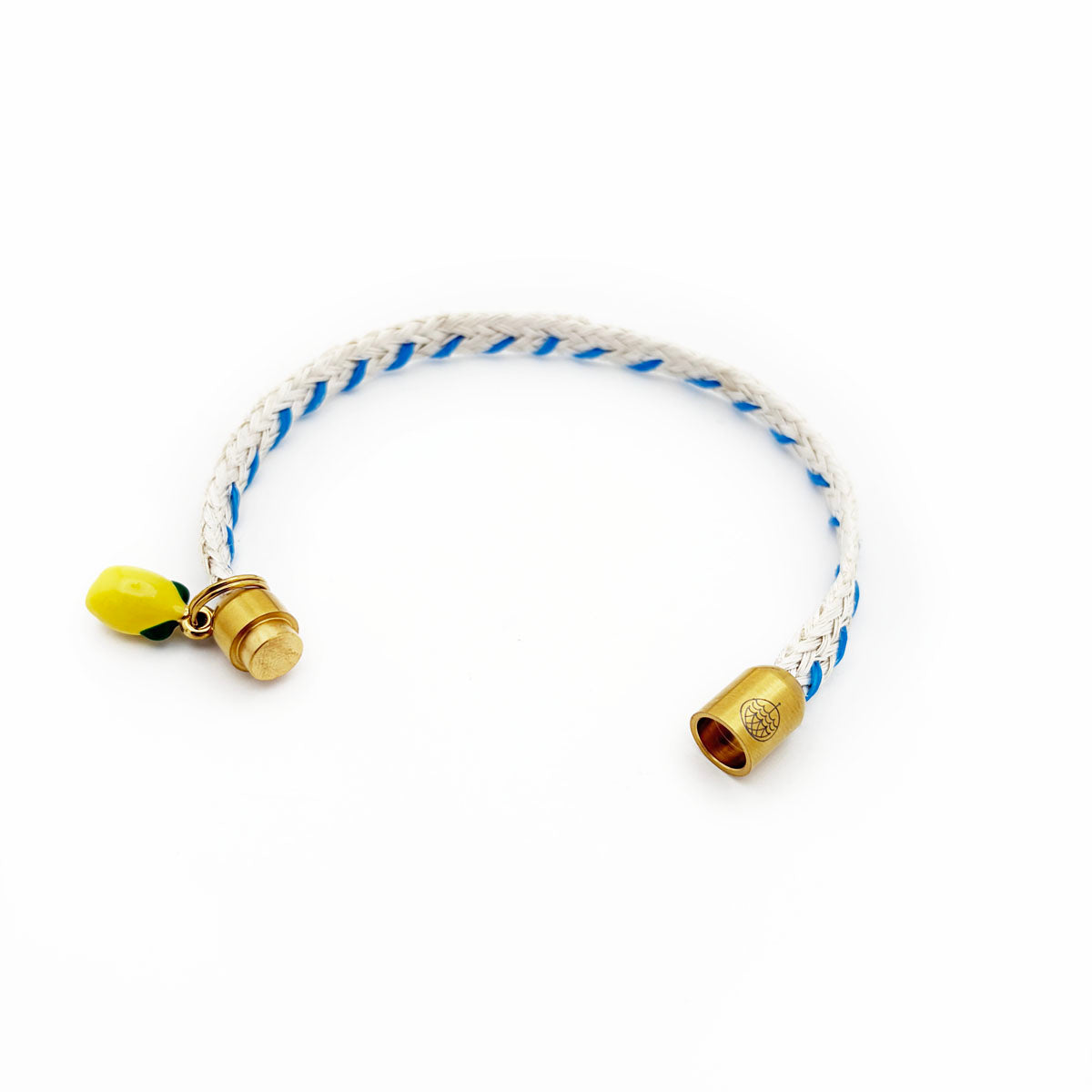 Almalfi Bracenet Bracelet aus Fischernetz in weiß und blau mit Edelstahl Magnetverschluss und einem Zitronenanhänger, Verschluss offen