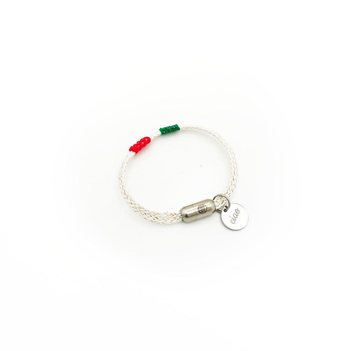 Italy, Italien Bracenet Bracelet  aus ehemaligem Fischernetz in Weiß mit roten und grünen Akzenten mit Edelstahl Magnetverschluss und einem Edelstahlanhänger mit Ciao Gravur als Freisteller
