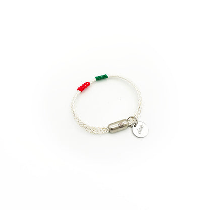 Italy, Italien Bracenet Bracelet  aus ehemaligem Fischernetz in Weiß mit roten und grünen Akzenten mit Edelstahl Magnetverschluss und einem Edelstahlanhänger mit Ciao Gravur als Freisteller