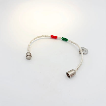 Italy, Italien Bracenet Bracelet  aus ehemaligem Fischernetz in Weiß mit roten und grünen Akzenten mit Edelstahl Magnetverschluss und einem Edelstahlanhänger mit Ciao Gravur als Freisteller mit offenen Verschluss