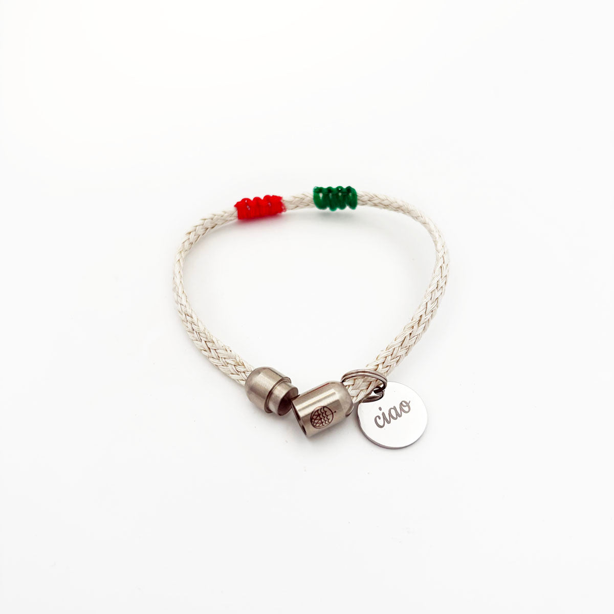 Italy, Italien Bracenet Bracelet  aus ehemaligem Fischernetz in Weiß mit roten und grünen Akzenten mit Edelstahl Magnetverschluss und einem Edelstahlanhänger mit Ciao Gravur als Freisteller mit offenen Verschluss