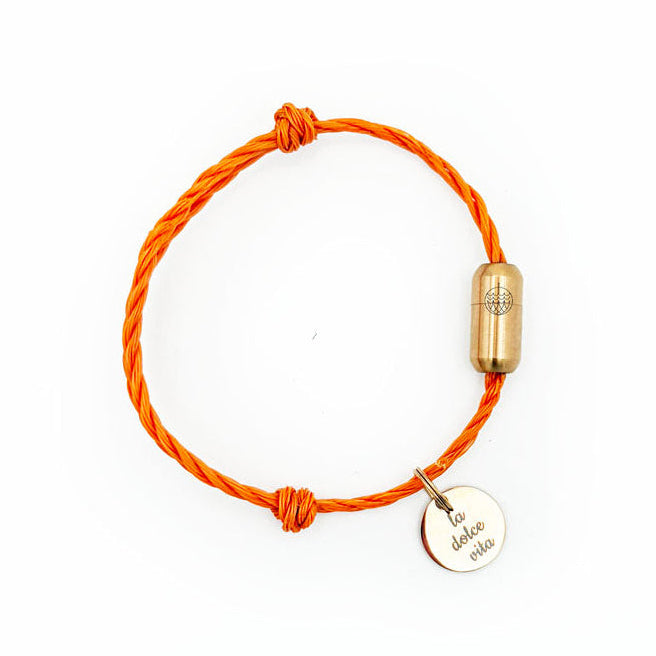 La Dolce Vita Toskana Bracenet Bracelet aus Fischernetz in orange mit Edelstahl Magnetverschluss und einem Edelstahlanhänger mit La Dolce Vita Gravur als Freisteller