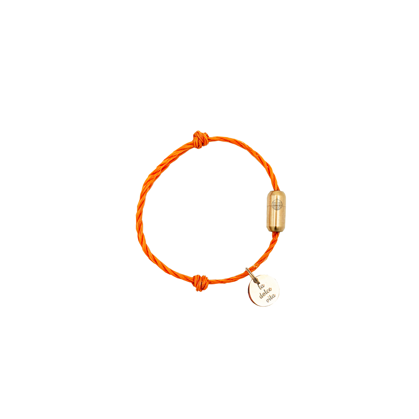 La Dolce Vita Toskana Bracenet Bracelet aus Fischernetz in orange mit Edelstahl Magnetverschluss und einem Edelstahlanhänger mit La Dolce Vita Gravur als Freisteller