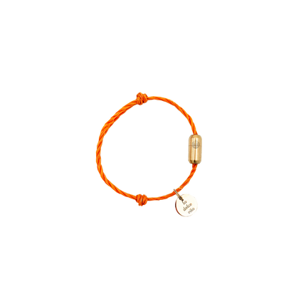 La Dolce Vita Toskana Bracenet Bracelet aus Fischernetz in orange mit Edelstahl Magnetverschluss und einem Edelstahlanhänger mit La Dolce Vita Gravur als Freisteller