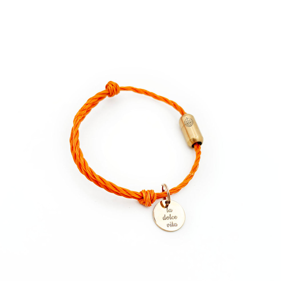 La Dolce Vita Toskana Bracenet Bracelet aus Fischernetz in orange mit Edelstahl Magnetverschluss und einem Edelstahlanhänger mit La Dolce Vita Gravur als Freisteller Seitenansicht