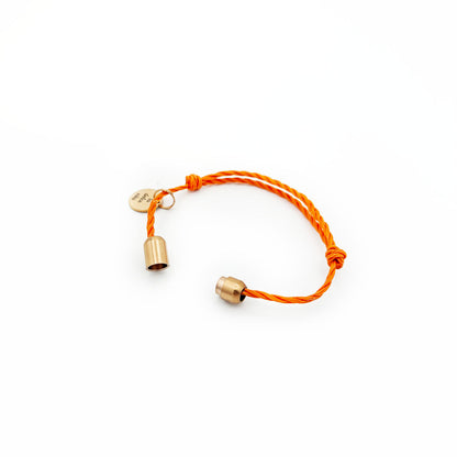 La Dolce Vita Toskana Bracenet Bracelet aus Fischernetz in orange mit Edelstahl Magnetverschluss und einem Edelstahlanhänger mit La Dolce Vita Gravur als Freisteller mit offenen Verschluss