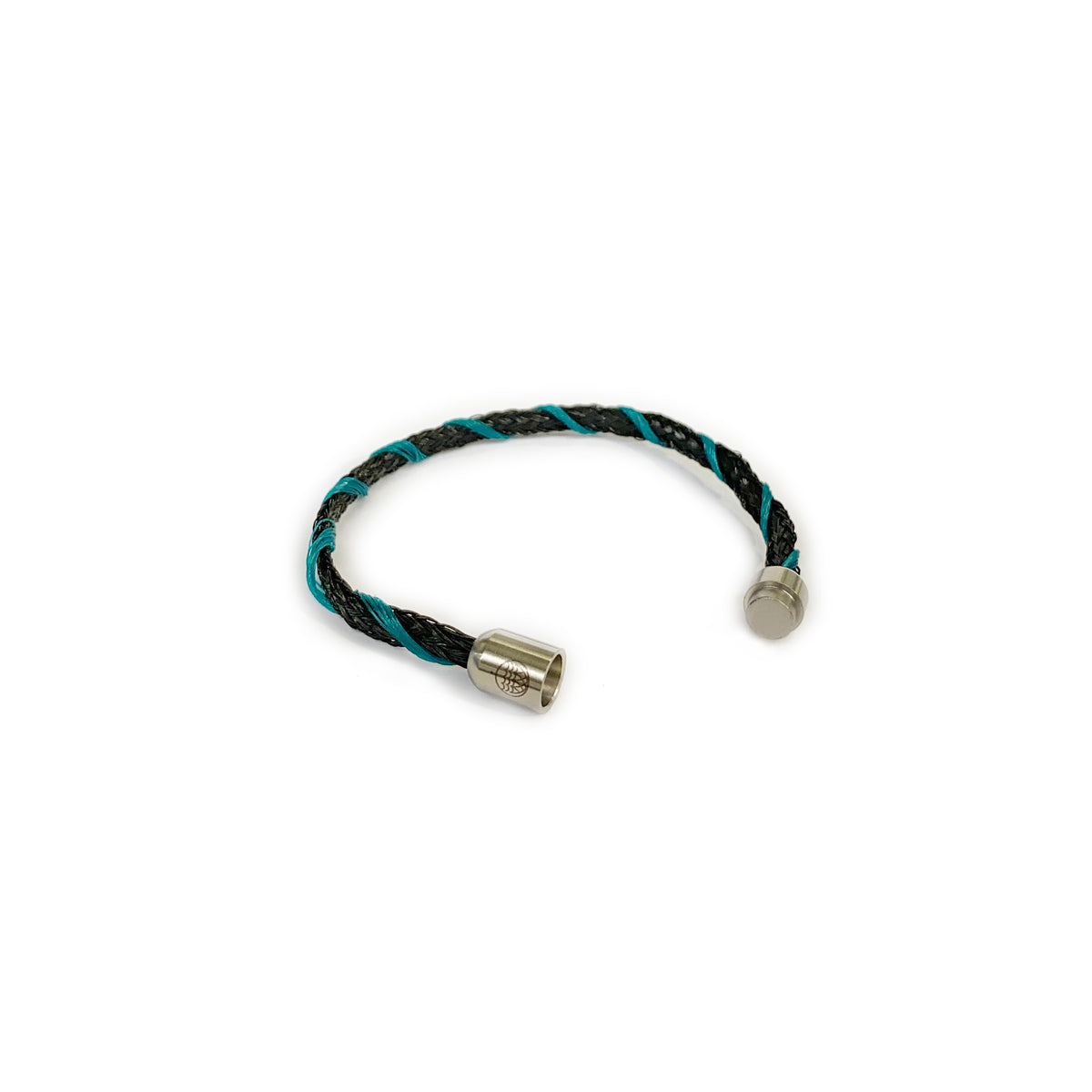 November BRACENET Upcycling Armband Timor Sea aus schwarzen und petrolfarbenen Fischernetzen mit silber Verschluss.