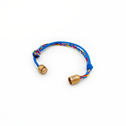 Kids' Bracenet Lübecker Bucht aus einem Strang blauem Fischernetz und einem Strang buntem Fischernetz, größenverstellbar mit Magnetverschluss in Roségold.  