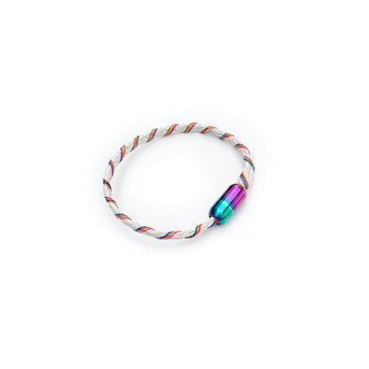 BRACENET Upcycling Armband Rainbow Bay aus alten weißen Geisternetzen mit bunten Dolly Ropes umwickelt und bunten Magnetverschluss mit Farbverlauf