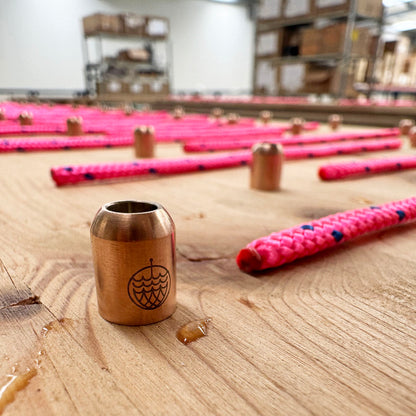 Das Gulf of Bothnia Bracenet aus Fischernetz in Pink mit blauen Punkten und Magnetverschluss in Roségold ist in der Produktion.  