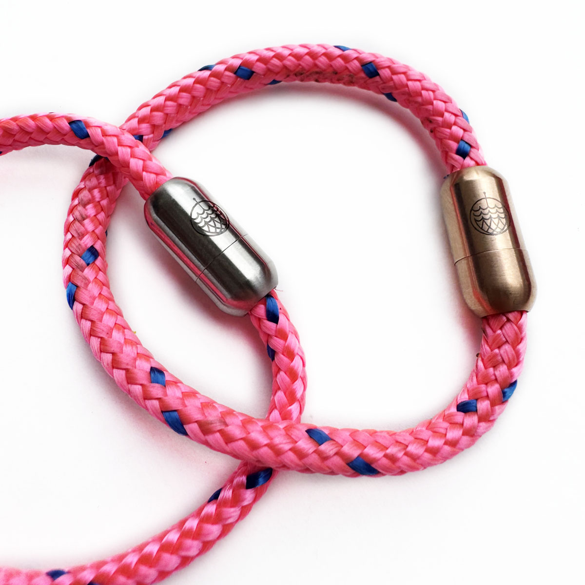 Gulf of Bothnia Bracenet aus Fischernetz in Pink mit blauen Punkten und Magnetverschluss in Roségold oder Silber.