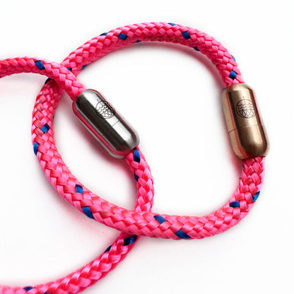 Gulf of Bothnia Bracenet aus Fischernetz in Pink mit blauen Punkten und Magnetverschluss in Roségold oder Silber.