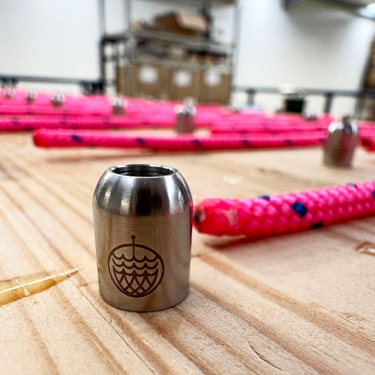 Gulf of Bothnia Bracenet aus Fischernetz in Pink mit blauen Punkten und Magnetverschluss in Silber ist in der Fertigung. 