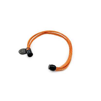 BRACENET Upcycling Armband Ghost Diving USA aus orangenen alten Fischernetzen und einem schwarzen Magnetverschluss und Edelstahlanhänger wird geöffnet gezeigt