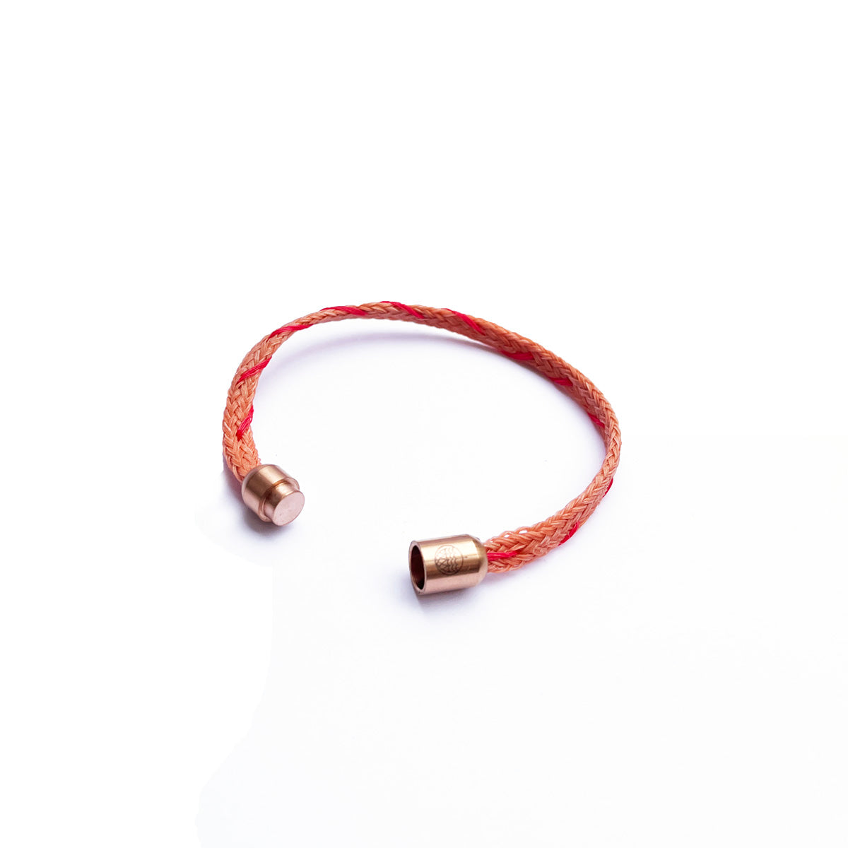 Februar Bracenet Amur Bay aus lachsfarbenen Fischernetz mit roten Dolly Ropes verziert und mit roségoldenen Magnetverschluss. 